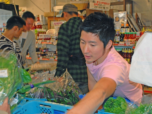 地元の方から観光客まで買い求めます