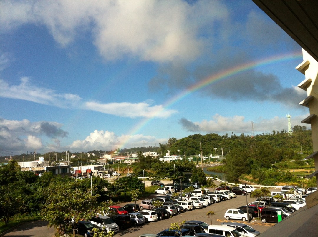駐車場からみた雨上がりの虹の画像（別ウィンドウで開く）