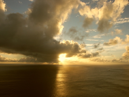 万座毛からみえる夕日の画像