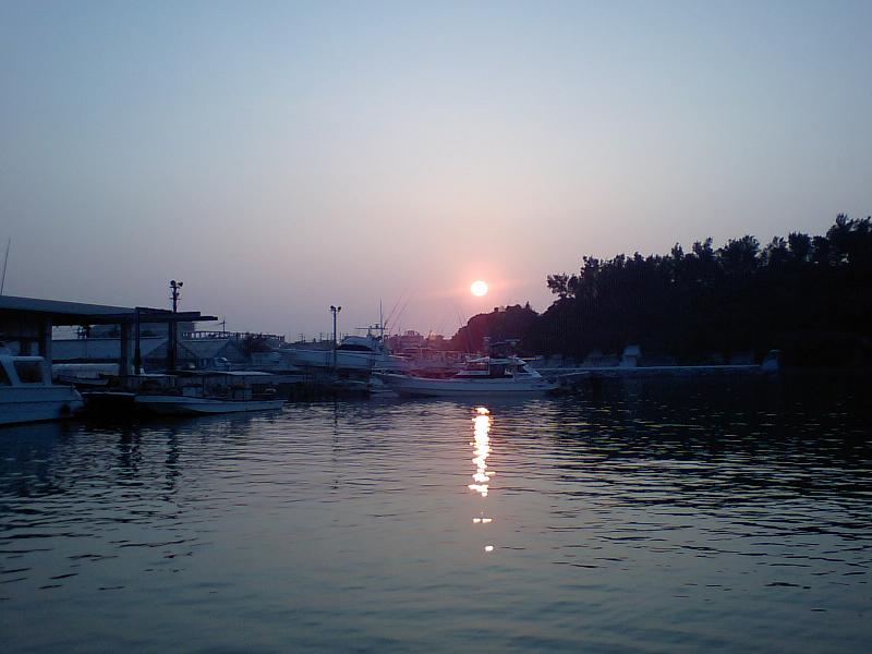 恩納漁港の夕日が沈んでいく様子（別ウィンドウで開く）